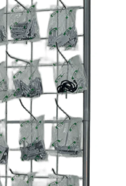 Ferragens FCA em embalagens flowpack penduradas no expositor do catálogo