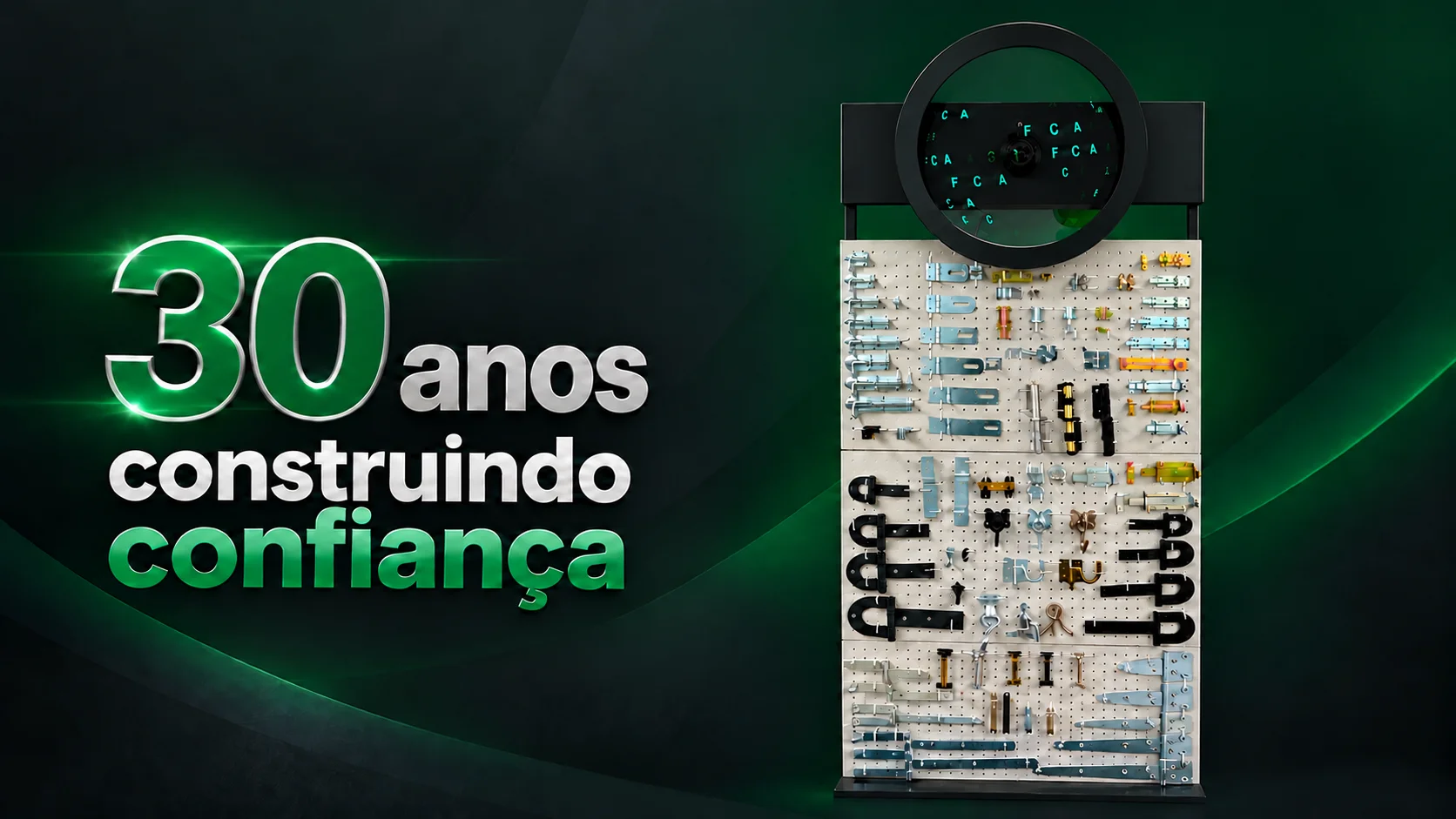 Expositor da FCA Metalúrgica com amostras de dobradiças, ferrolhos, puxadores e outras ferragens.